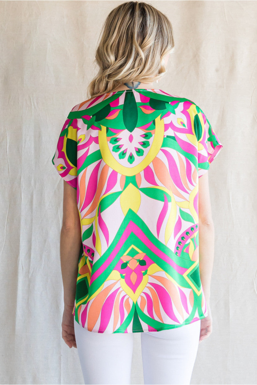 Jodifl Print top with a V-neck, short curved sleeves